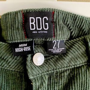 BDG High rise mom jeans - Green Corduroy - size 27